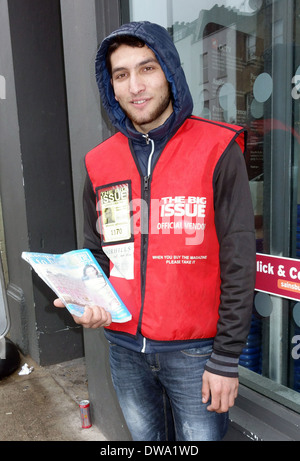 Gros problème vendeur vendre le magazine dans London street Banque D'Images