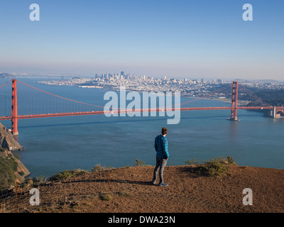 Les touristes à la recherche de jeunes hommes au Golden Gate Bridge, San Francisco, California, USA Banque D'Images