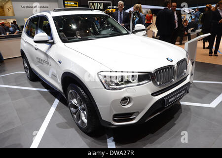 Genève, Suisse. 08Th Mar, 2014. La nouvelle BMW X3 est présenté à la salle d'Exposition Palexpo durant la première journée presse du salon de Genève à Genève, Suisse, 04 mars 2014. Le 84e Salon de l'Automobile de Genève 2014 a lieu du 06 au 16 mars 2014. Photo : Uli Deck/dpa/Alamy Live News Banque D'Images