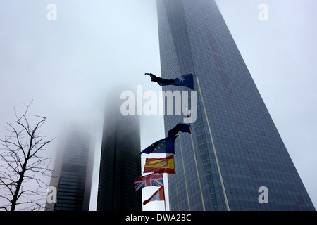 "Quartier d'affaires Cuatro Torres à Madrid, Espagne enveloppée de nuages bas Banque D'Images