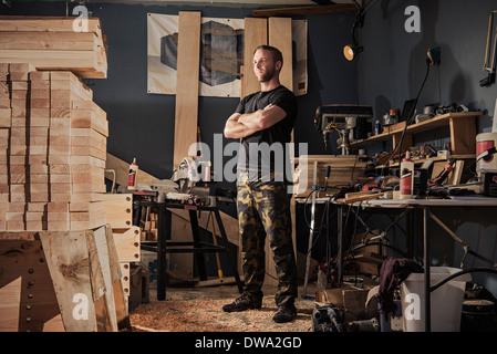 Portrait of mid adult man en atelier de charpentier Banque D'Images