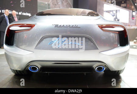 Genève, Suisse. 08Th Mar, 2014. La Maserati Alfieri est présenté à la salle d'Exposition Palexpo durant la première journée presse du salon de Genève à Genève, Suisse, 04 mars 2014. Le 84e Salon de l'Automobile de Genève 2014 a lieu du 06 au 16 mars 2014. Photo : Uli Deck/dpa/Alamy Live News Banque D'Images