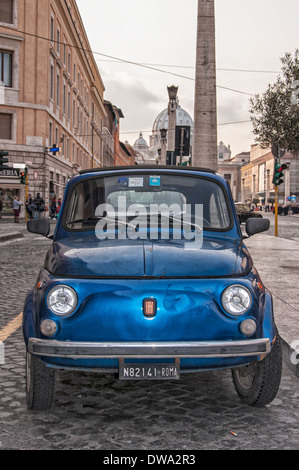 Une Fiat 600 bleue dans le centre de Rome. Banque D'Images