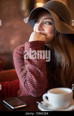 Portrait of young woman wearing hat s'appuyant sur le coude