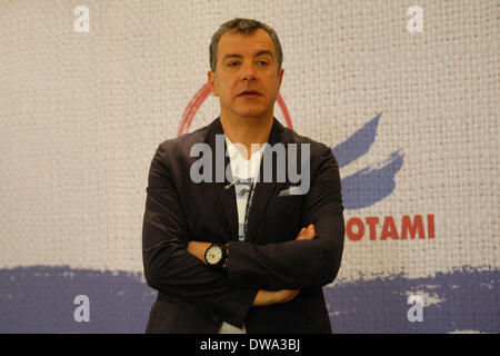 Athènes, Grèce. 4e Mar, 2014. Un journaliste bien connu et documentariste a lancé un nouveau parti, appelé Potami (rivière), de contester les élections de mai au Parlement européen. Aristidis Crédit : Vafeiadakis ZUMAPRESS.com/Alamy/Live News Banque D'Images