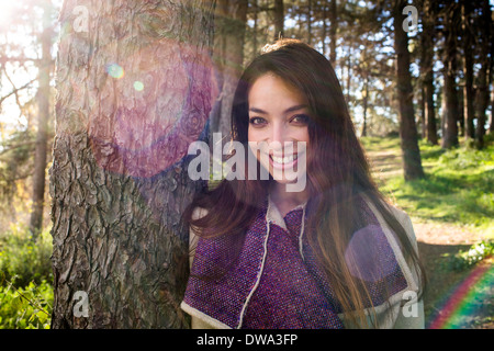 Portrait de jeune femme en forêt ensoleillée Banque D'Images