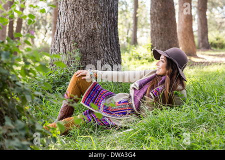 Portrait de jeune femme en forêt, smiling Banque D'Images