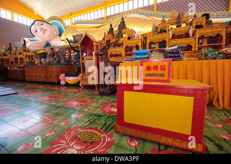 Don effectué par les fervents placé à l'intérieur du temple principal de chayamangalaram, un célèbre temple siamois à Penang en Malaisie. Banque D'Images