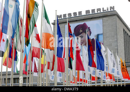 Berlin, Allemagne. 08Th Mar, 2014. De nombreux drapeaux sont exécuter jusqu'en face de la foire, sous la Tour de la radio (Funkturm) Berlin Berlin à Berlin, Allemagne, 04 mars 2014. Le salon du tourisme international Internationale (Tourismusboerse, ITB) est ouverte aux visiteurs du 05 au 09 mars 2014. Photo : Wolfgang Kumm/dpa/Alamy Live News Banque D'Images