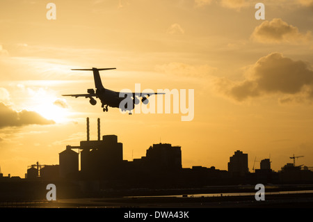 Avion à l'atterrissage à l'aéroport de London City au coucher du soleil, Londres Angleterre Royaume-Uni UK Banque D'Images
