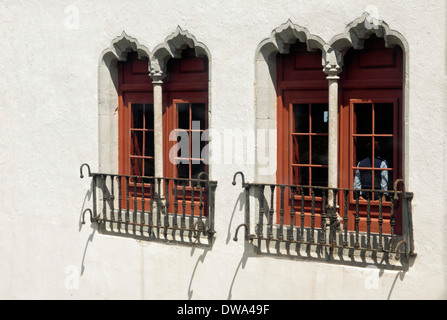 Mur avec des fenêtres à meneaux de style mudéjar au Palais National de Sintra, Site du patrimoine mondial de l'UNESCO, région de Lisbonne, Portugal. Banque D'Images