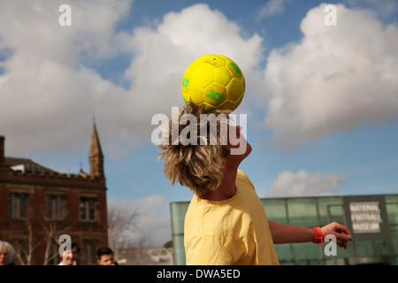 Manchester UK. Champion d'Europe de football freestyle, M. John Farnworth, montrant son 'football' Keepy Uppy compétences, astuces, fun, lifestyle, fitness, heureux, la pratique, les loisirs, l'exercice , talent, jeu, football, un coup d'inspiration Pelé, performance acrobatique dans les rues près de l'Urbis Musée National du Football. Compte à rebours de 100 jours de la Coupe du monde Carnival une journée de célébrations comme le Mardi Gras pour célébrer le début des 100 jours de cette année, la Coupe du monde. John est un freestyler football et artiste du spectacle qui détient quatre records du monde Guinness y compris les plus autour de l'univers dans une minute. Banque D'Images