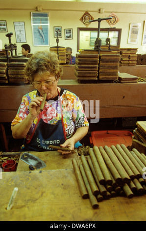 El Credito - fabrique de cigares cubains - Little Havana, Miami, Floride, USA. Banque D'Images
