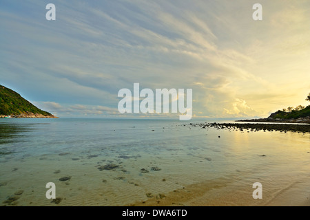 Golden sunrise and blurred motion seascape at Haad Khuad (Ao) Bottle Beach, Koh Phangan, Thaïlande du sud. Banque D'Images