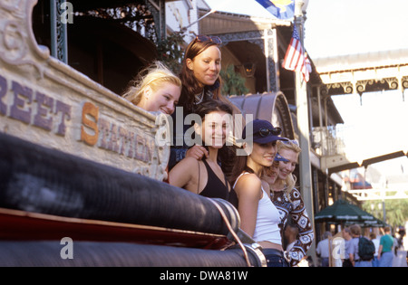 Un groupe de visiteurs autrichiens profiter de Church Street Station, Florida, USA. Banque D'Images
