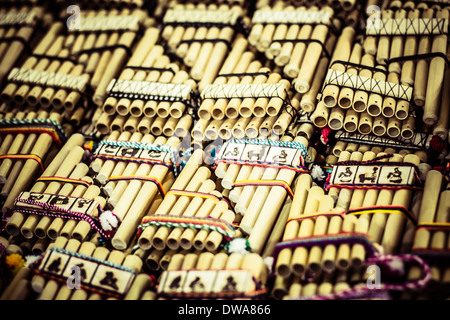 Amérique du Sud authentique panflutes dans marché local au Pérou. Banque D'Images