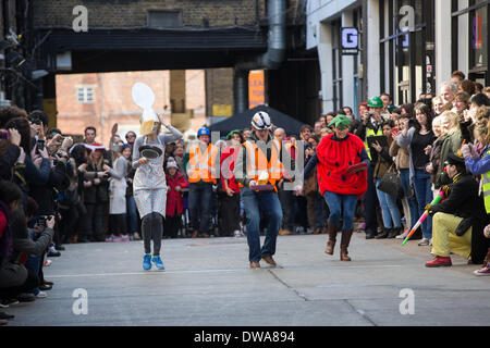 Londres, Royaume-Uni, le 4 mars 2014. Concurrents abandonner leurs crêpes dans la grande course à la Crêpe Spitalfield Old Truman Brewery, Brick Lane. Crédit : Neil Cordell/Alamy Live News Banque D'Images