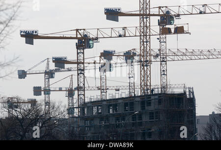 Berlin, Allemagne. 08Th Mar, 2014. Grues sont en photo près de la Potsdamer Platz à Berlin, Allemagne, 04 mars 2014. Berlin est dans le besoin de logements à prix abordable parce qu'il attire de nombreux nouveaux résidents. Photo : Joerg Carstensen/dpa/Alamy Live News Banque D'Images