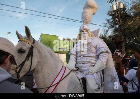 La Nouvelle Orléans, Louisiane, 3 mars 2014. Deuxième plus ancienne de la Coterie Mardi Gras, Proteus, débute leur défilé lundi sur le thème le vieux éléments d'Alchimie.' Credit : JT Blatty/Alamy Live News Banque D'Images