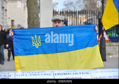 Whitehall, Londres, Royaume-Uni. 4 mars 2014. Les manifestants ukrainiens dans une protestation continue 24h en face de Downing Street pour exiger des mesures contre la Russie. Banque D'Images