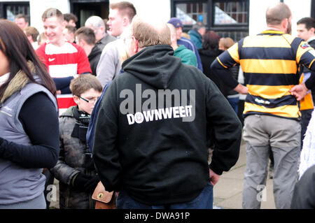 Ashbourne, Derbyshire, Royaume-Uni. 4 mars 2014.L'historique de jeu de football mardi gras a eu lieu aujourd'hui sous un ciel bleu clair,les deux équipes jusqu'Ards et bas'Ards se sont affrontés pour le ballon l'objectif de marquer en amont ou en aval selon l'équipe qui vous jouez pour.le jeu peut durer des heures et leur a très peu de règles s'appliquent. Crédit : Ian Francis/Alamy Live News Banque D'Images