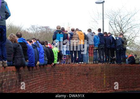 Ashbourne, Derbyshire, Royaume-Uni. 4 mars 2014.L'historique de jeu de football mardi gras a eu lieu aujourd'hui sous un ciel bleu clair,les deux équipes jusqu'Ards et bas'Ards se sont affrontés pour le ballon l'objectif de marquer en amont ou en aval selon l'équipe qui vous jouez pour.le jeu peut durer des heures et leur a très peu de règles s'appliquent. Crédit : Ian Francis/Alamy Live News Banque D'Images