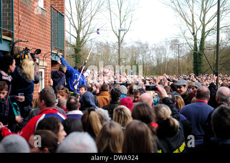 Ashbourne, Derbyshire, Royaume-Uni. 4 mars 2014.L'historique de jeu de football mardi gras a eu lieu aujourd'hui sous un ciel bleu clair,les deux équipes jusqu'Ards et bas'Ards se sont affrontés pour le ballon l'objectif de marquer en amont ou en aval selon l'équipe qui vous jouez pour.le jeu peut durer des heures et leur a très peu de règles s'appliquent. Crédit : Ian Francis/Alamy Live News Banque D'Images