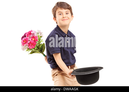 Smiling kid holding bouquet de fleurs et un chapeau Banque D'Images