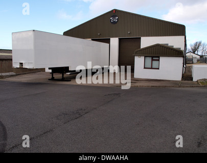 Semi-remorque stationné à l'extérieur de l'entrepôt Industrial Estate, Bude, Cornwall, UK Banque D'Images