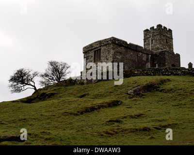 L'église Saint Michael de Rupe, Brentor, Dartmoor, Devon, UK. La plus haute église de travail en Angleterre. Banque D'Images