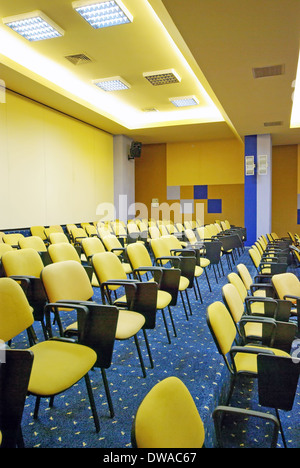 La salle de conférence en jaune et bleu. Banque D'Images