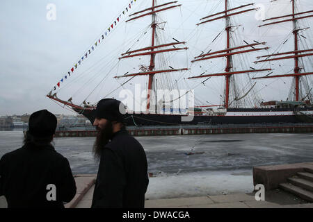 Saint-pétersbourg, Russie. 4e Mar, 2014. Rénové plus grand quatre-mâts école de voile ''edov'' prend la mer le 4 mars 2014 à Saint-Pétersbourg. Pendant le voyage sur le navire sera plus de 200 élèves des établissements de formation maritime pratique en Russie. © Andreï Pronin/ZUMAPRESS.com/Alamy Live News Banque D'Images