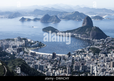 Rio de Janeiro, Brésil. Pain Suggar et Botafogo beach vue de Corcovado Banque D'Images
