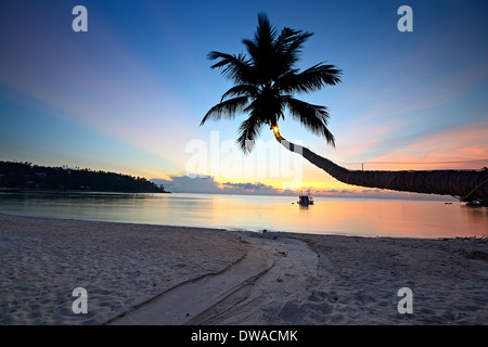 Coucher du soleil doré de la salade à couper le souffle avait, Koh Phangan, Thaïlande du sud. Blurred motion sur la surface de l'eau en raison de longues expos Banque D'Images