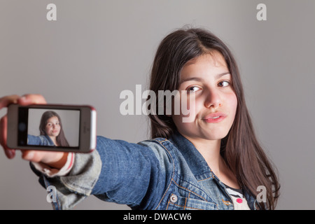 Adolescente prend un téléphone-appareil photo sur selfies Banque D'Images