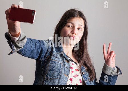 Adolescente prend un téléphone-appareil photo sur selfies Banque D'Images