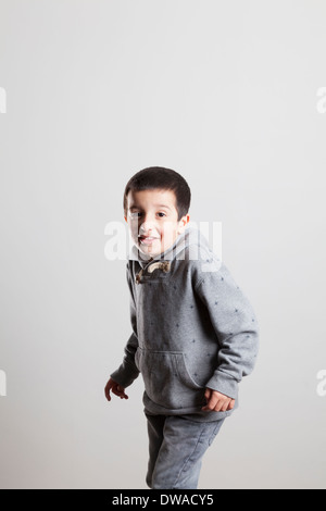 Garçon souriant, 6 ans, petit orteil Banque D'Images