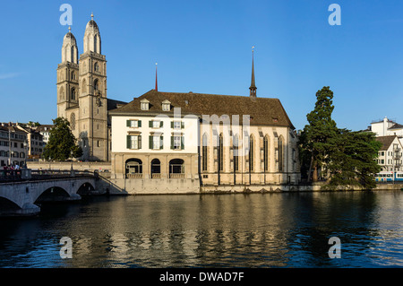 Grossmunster, de l'eau, de l'Église rivière Limmat, Zurich, Suisse Banque D'Images