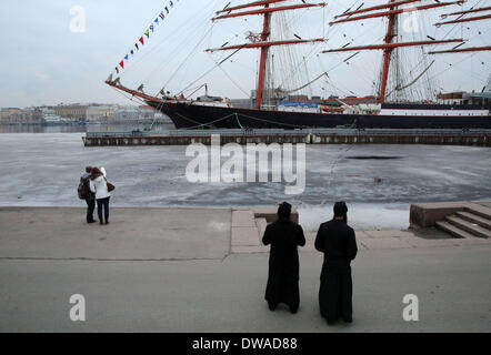 Saint-pétersbourg, Russie. 4e Mar, 2014. Rénové plus grand quatre-mâts école de voile ''edov'' prend la mer le 4 mars 2014 à Saint-Pétersbourg. Pendant le voyage sur le navire sera plus de 200 élèves des établissements de formation maritime pratique en Russie. © Andreï Pronin/ZUMAPRESS.com/Alamy Live News Banque D'Images