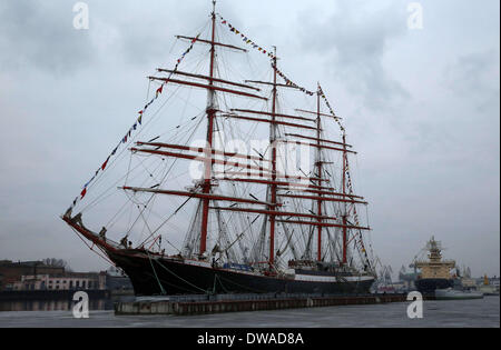 Saint-pétersbourg, Russie. 4e Mar, 2014. Rénové plus grand quatre-mâts école de voile ''edov'' prend la mer le 4 mars 2014 à Saint-Pétersbourg. Pendant le voyage sur le navire sera plus de 200 élèves des établissements de formation maritime pratique en Russie. © Andreï Pronin/ZUMAPRESS.com/Alamy Live News Banque D'Images