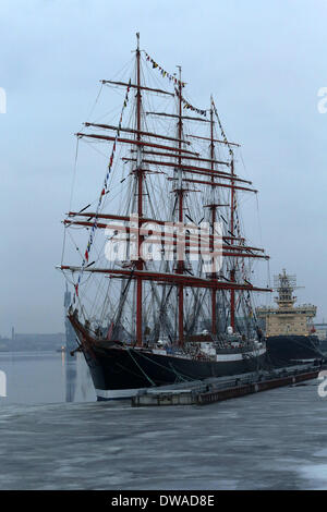 Saint-pétersbourg, Russie. 4e Mar, 2014. Rénové plus grand quatre-mâts école de voile ''edov'' prend la mer le 4 mars 2014 à Saint-Pétersbourg. Pendant le voyage sur le navire sera plus de 200 élèves des établissements de formation maritime pratique en Russie. © Andreï Pronin/ZUMAPRESS.com/Alamy Live News Banque D'Images