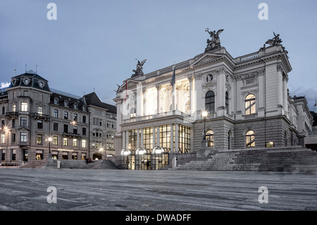 Bâtiment de l'Opéra, Sechselaeuten Square, Zurich, Suisse Banque D'Images