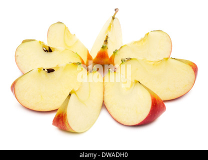 Tranches de pomme rouge, montrant core. Isolé sur fond blanc. Banque D'Images