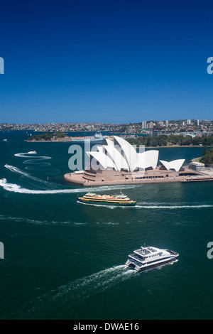 Le port de Sydney Harbour Bridge Pylon Lookout à la recherche de l'Opéra avec des bacs passant Sydney NSW Australie Banque D'Images