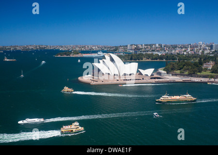 Le port de Sydney Harbour Bridge Pylon Lookout à la recherche de l'Opéra avec des bacs passant Sydney NSW Australie Banque D'Images