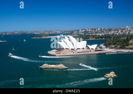 Le port de Sydney Harbour Bridge Pylon Lookout à la recherche de l'Opéra avec des bacs passant Sydney NSW Australie Banque D'Images