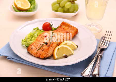 Pavé de saumon grillé, les légumes, les raisins et le vin, Close up Banque D'Images