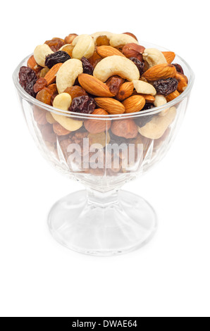 Mélanges de noix et fruits secs dans un bol de verre isolé sur fond blanc Banque D'Images