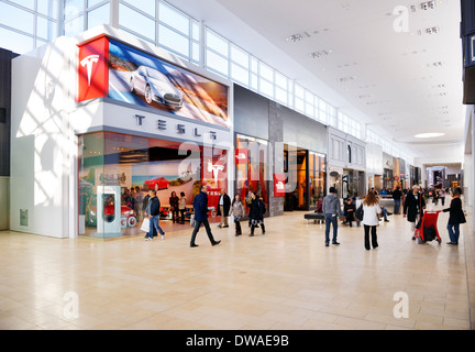 Tesla Motors store de Yorkdale Shopping Centre, Toronto, Ontario, Canada 2014 Banque D'Images