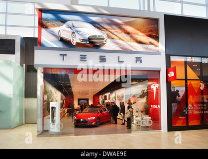 Tesla Motors store affichage à Yorkdale Shopping Centre, Toronto, Ontario, Canada 2014 Banque D'Images